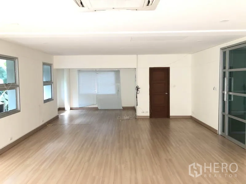 สำนักงานที่บ้าน ให้เช่าในWang Thonglang, Bangkok - ห้องโถงใหญ่พื้นลามิเนตไม้ มีหน้าต่างหลายบานและประตูไม้