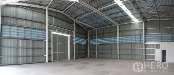 货栈 出租在Khlong Luang, Pathum Thani - 无柱跨仓库大厅，天窗与百叶通风，混凝土地面。