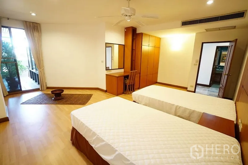 อพาร์ทเมนท์ ให้เช่าในWatthana, Bangkok - ห้องนอนเตียงคู่ มีตู้เสื้อผ้าและประตูกระจกออกระเบียง