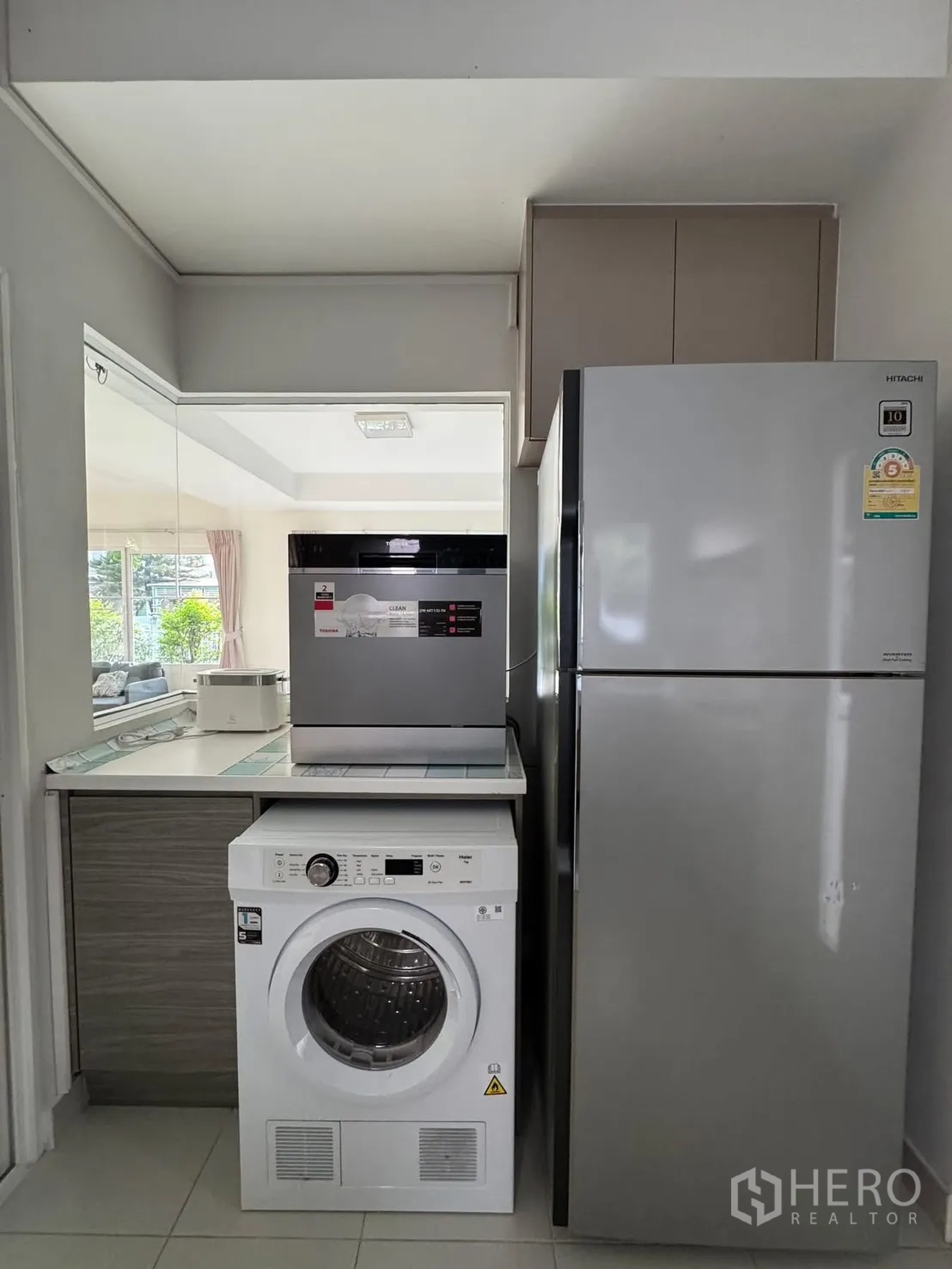 Detached House for rent in Bang Phli, Samut Prakan - Laundry and appliance nook with washer, microwave and tall refrigerator.