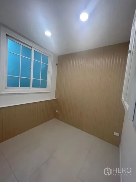 带办公室的家 出租 - 小型独立办公室，带窗户、筒灯与米色墙板。