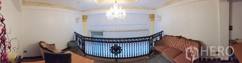 สำนักงานที่บ้าน ให้เช่าหรือขายในSathon, Bangkok - มุมพักผ่อนชั้นลอย ราวเหล็กฉลุลาย แชนเดอเลียร์ และโซฟาวินเทจ