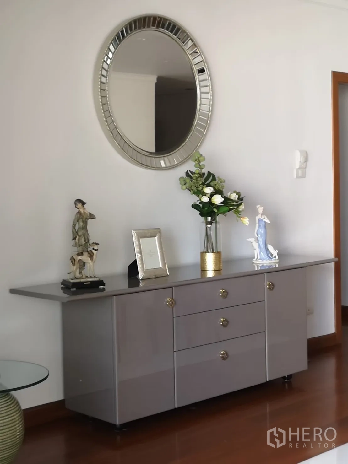 คอนโด ให้เช่าในBangkok - ตู้คอนโซลหรูพร้อมกระจกเงาวงกลมและของตกแต่งบนผนังสีขาว