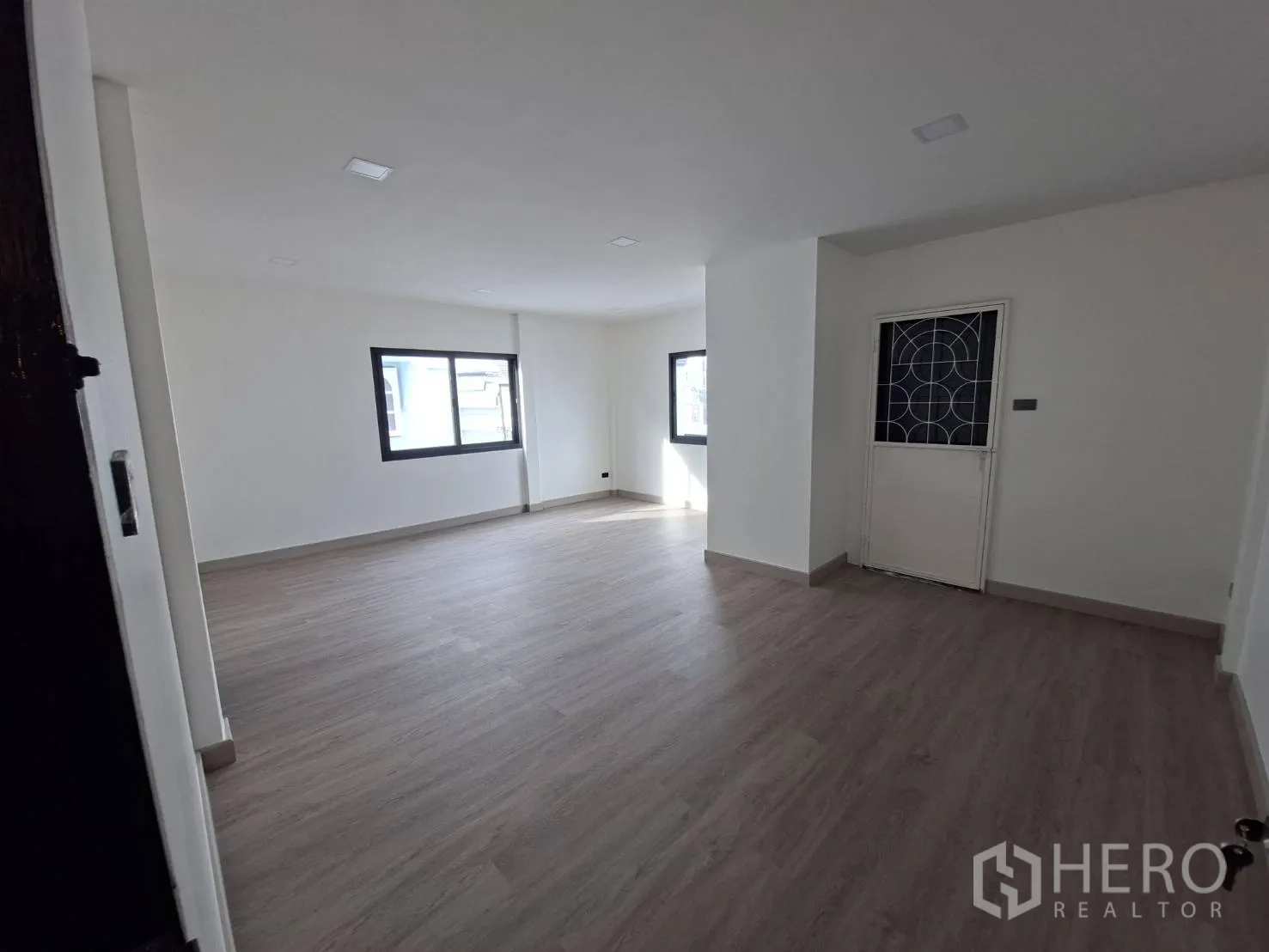 家庭办公室 for rent in Phra Khanong, Bangkok - 明亮转角房，设窗户与通道门。