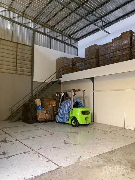 คลังสินค้า ให้เช่าในBang Kapi, Bangkok - พื้นที่โกดังเพดานสูงพร้อมชั้นลอย บันไดเหล็ก และทางเข้าฟอร์คลิฟต์.