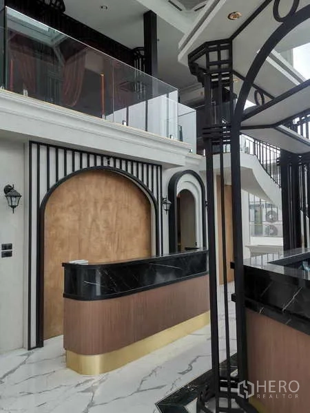 零售空间 出租 - 黑色石面接待台与拱形装饰墙