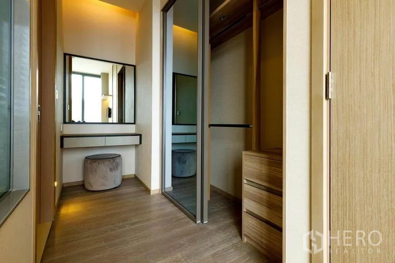 Condominium for rent or sale in Watthana, Bangkok - Stylish dressing area with vanity, mirror and walk-in closet in Asok Sukhumvit condo.