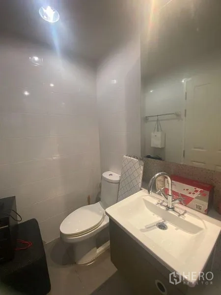 คอนโด ขายในPhra Khanong, Bangkok - ห้องน้ำห้องที่สองขนาดกะทัดรัด มีอ่างล้างหน้า กระจก และโถสุขภัณฑ์