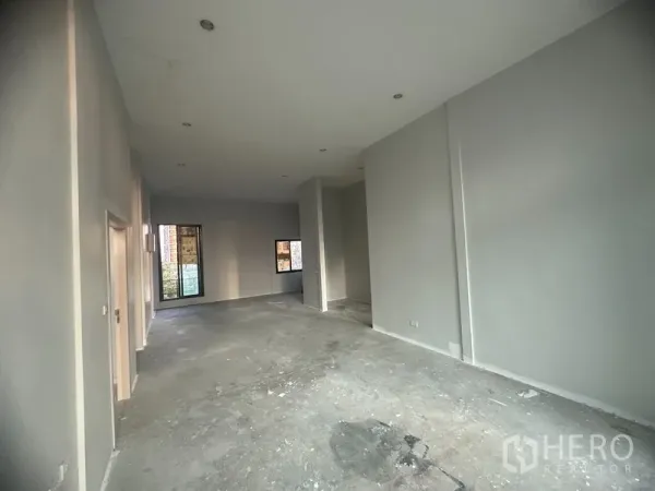 店屋 出租在Watthana, Bangkok - 曼谷店屋一层宽阔空间，筒灯、灰色墙面与侧窗设计。