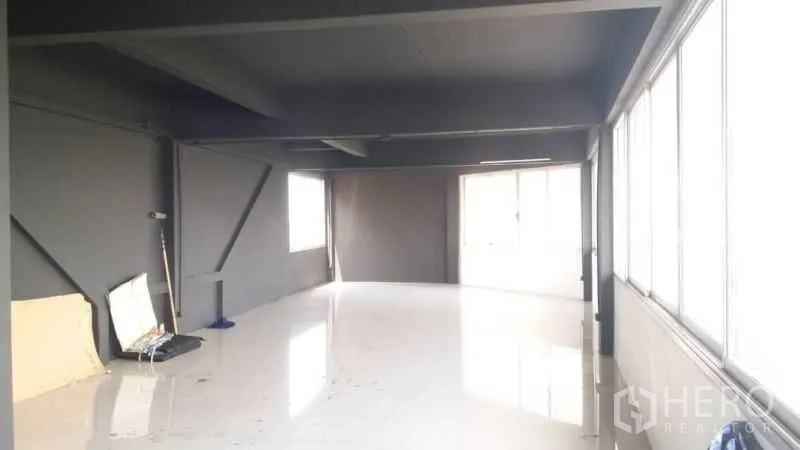 店屋 出售在Wang Thonglang, Bangkok - 上层开放空间，钢梁结构与宽幅窗户，地面光泽度高。