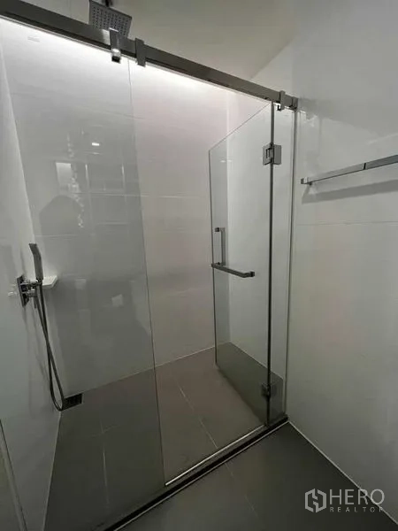 คอนโด ให้เช่าในWatthana, Bangkok - ตู้ Shower กระจกพร้อมฝักบัว Rain shower