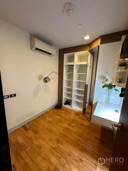 Condominium for sale in Bang Rak, Bangkok - Compact study or dressing room with built-in shelves and corner mirror.