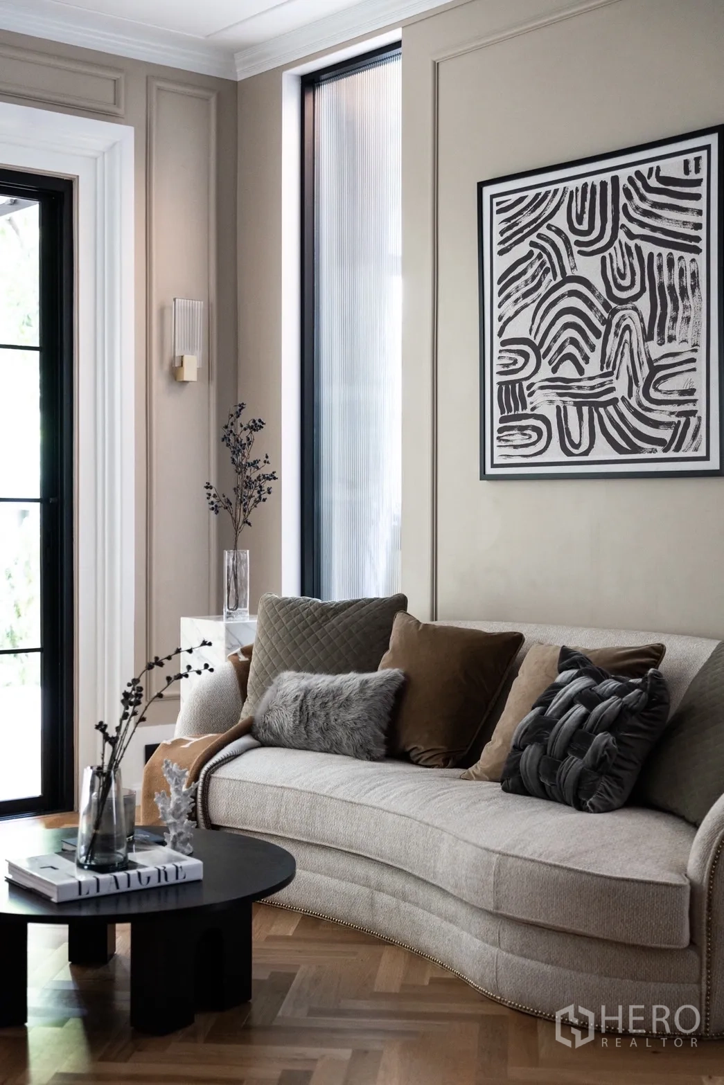 บ้าน ให้เช่าหรือขายในPhra Khanong, Bangkok - พื้นที่นั่งเล่นสไตล์โมเดิร์น โซฟาโค้ง กรอบรูป และหน้าต่างข้าง