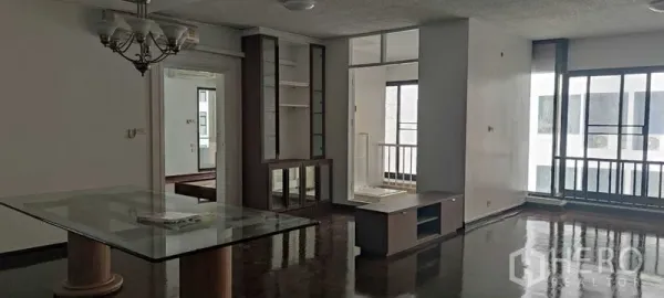 อพาร์ทเมนท์ ให้เช่าในPathum Wan, Bangkok - พื้นที่นั่งเล่นและรับประทานอาหารกว้างขวาง มีโต๊ะกระจก โคมระย้า ตู้บิวท์อิน และหน้าต่างบานใหญ่ในอพาร์ตเมนต์ปทุมวัน