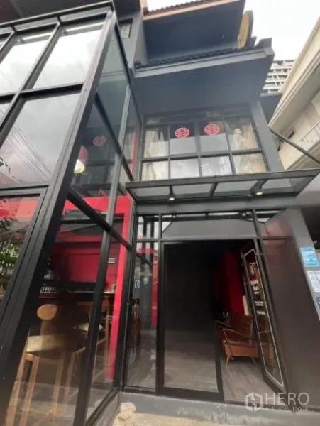 零售空间 出租在Watthana, Bangkok - 玻璃立面零售门面，双层挑高与金属雨棚入口。