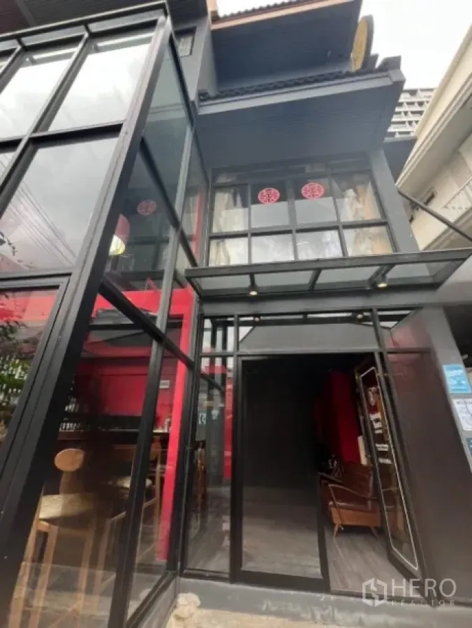 零售空间 出租在Watthana, Bangkok - 玻璃立面零售门面，双层挑高与金属雨棚入口。
