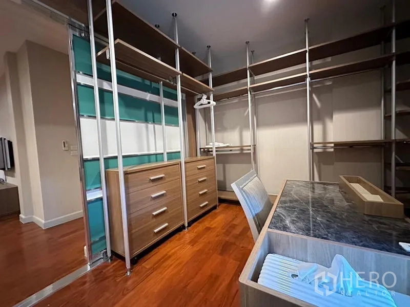 บ้าน ให้เช่าหรือขายในKhan Na Yao, Bangkok - ห้องแต่งตัวตู้บิวท์อิน โมดูลาร์ลิ้นชัก พร้อมโต๊ะท็อปหิน