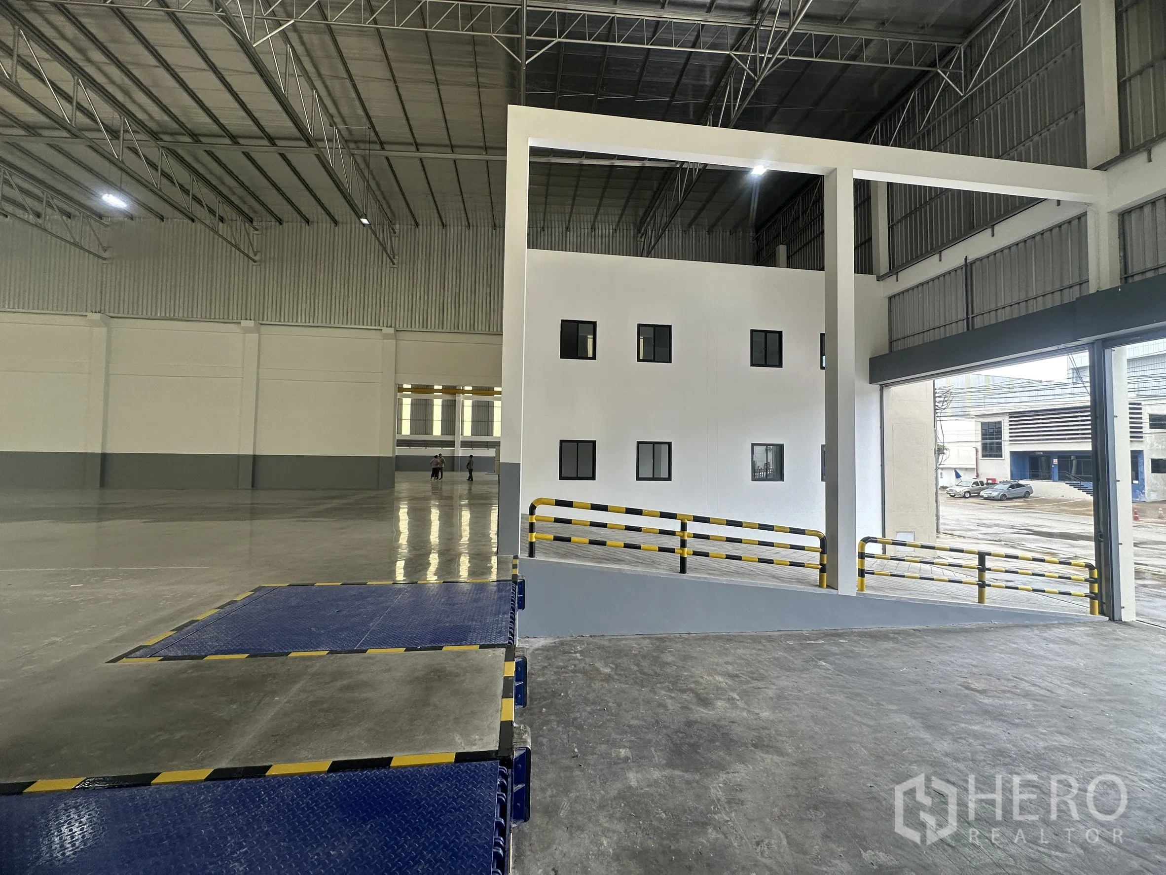 โกดัง for rent in Mueang Samut Prakan, Samut Prakan - ท่าเทียบสินค้าแบบมีทางลาดและแท่นปรับระดับ ติดกับอาคารสำนักงานภายใน