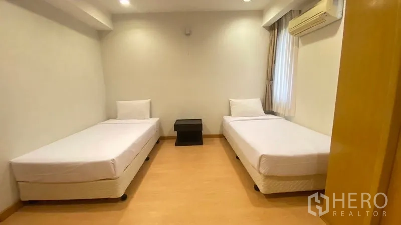 公寓 出租 - 次卧两张单人床，设窗户与窗帘。