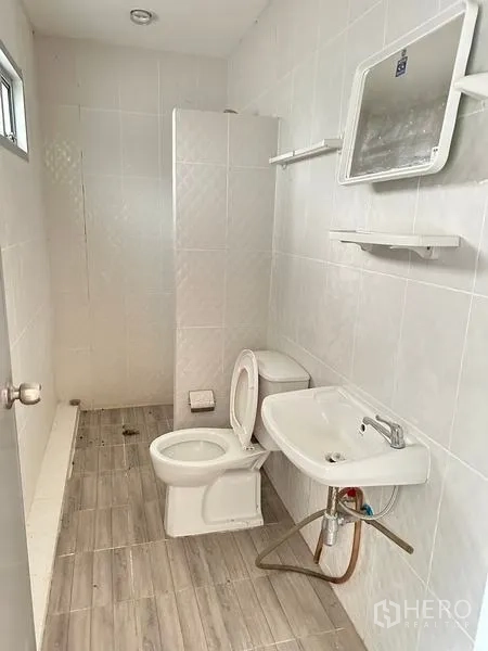 货栈 出租在Pathum Thani - 干净的员工卫生间，含淋浴区、坐便与洗手盆。