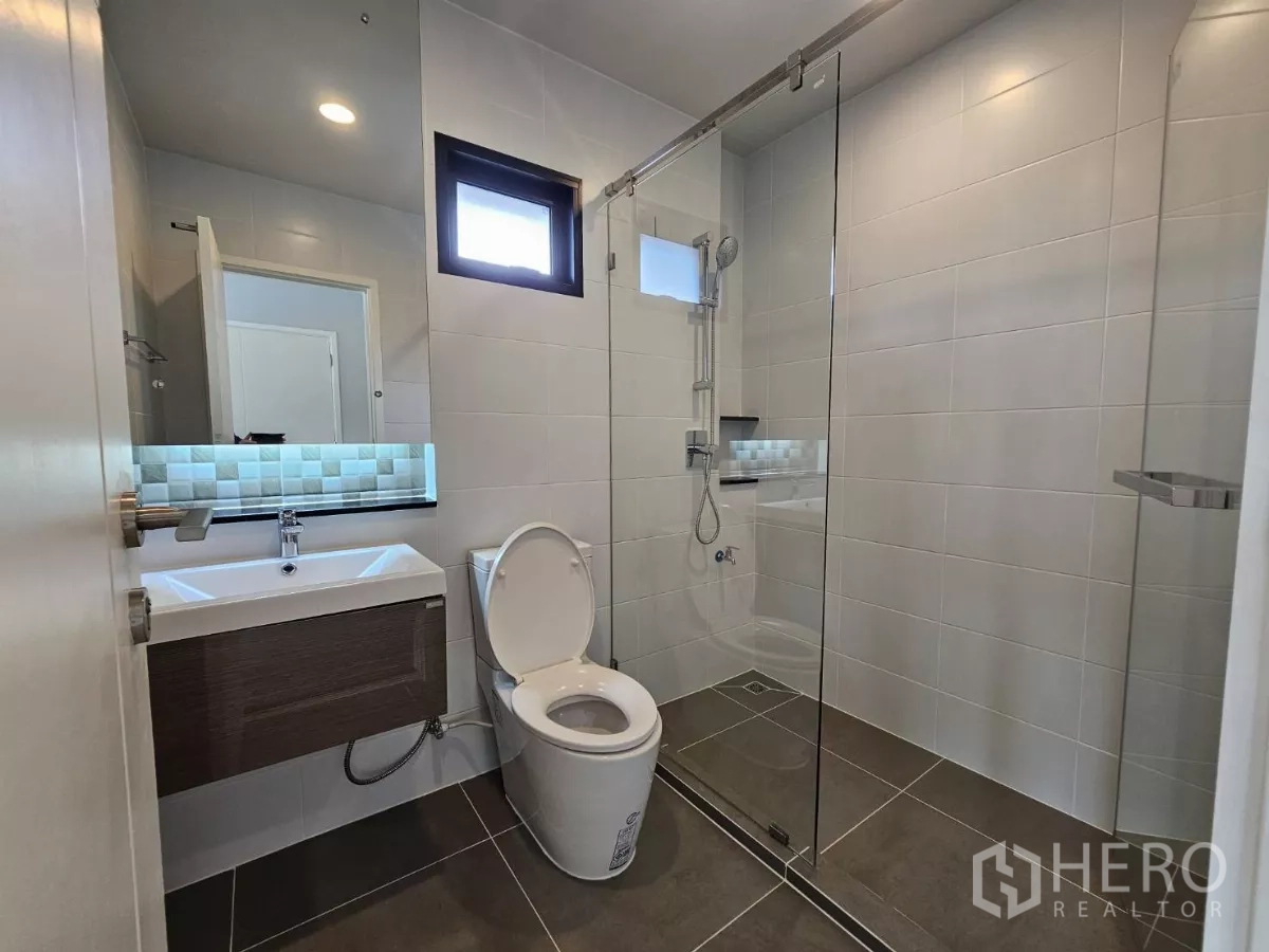 บ้าน ขายในLam Luk Ka, Pathum Thani - ห้องน้ำสมัยใหม่ มีฉากกั้นอาบน้ำกระจก อ่างล้างหน้า และโถสุขภัณฑ์