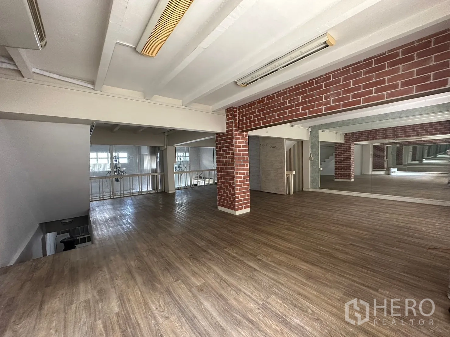 พื้นที่ขายปลีก ให้เช่าในWatthana, Bangkok - สตูดิโอขนาดใหญ่ติดกระจกและผนังอิฐ เหมาะจัดกิจกรรมหรือโชว์สินค้า