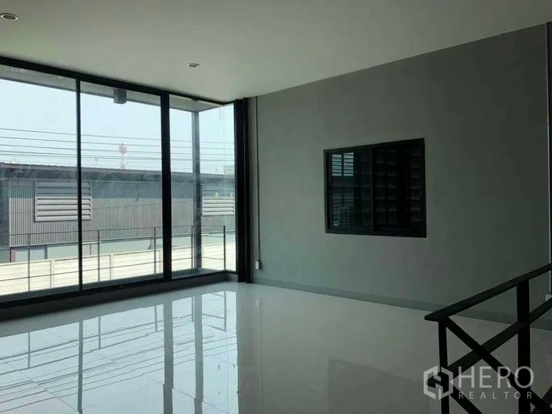 คลังสินค้า ให้เช่าในBang Phli, Samut Prakan - สำนักงานชั้นบนสว่างโล่ง กระจกเต็มบานและพื้นกระเบื้องเงา