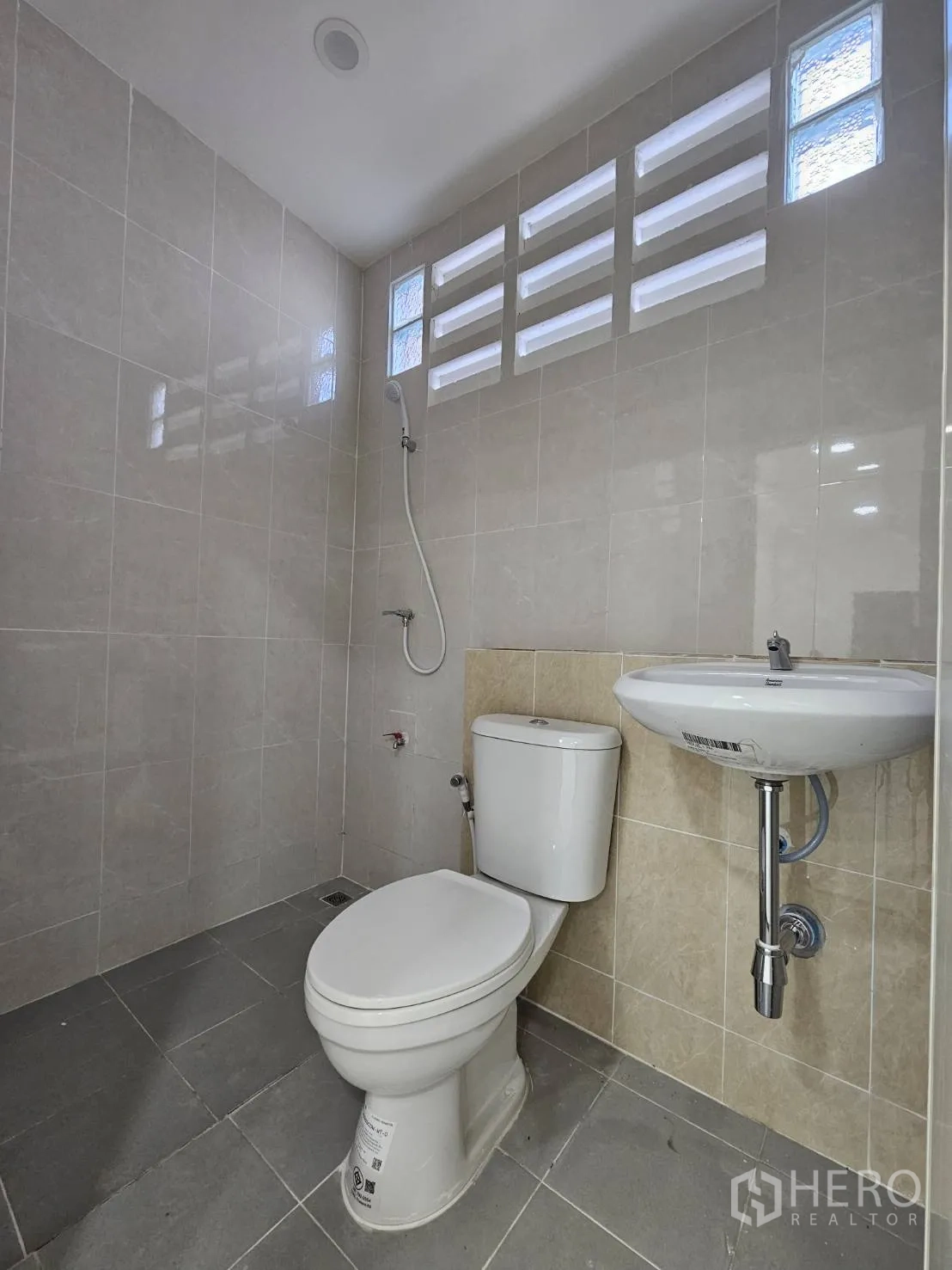 โกดัง for rent in Mueang Samut Prakan, Samut Prakan - ห้องน้ำพร้อมโถสุขภัณฑ์ อ่างล้างหน้า และชุดฝักบัว