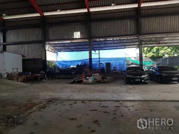 คลังสินค้า ให้เช่าในThung Khru, Bangkok - ช่องจอดด้านข้างของโกดัง มีรถจอดและผนังระบายอากาศ