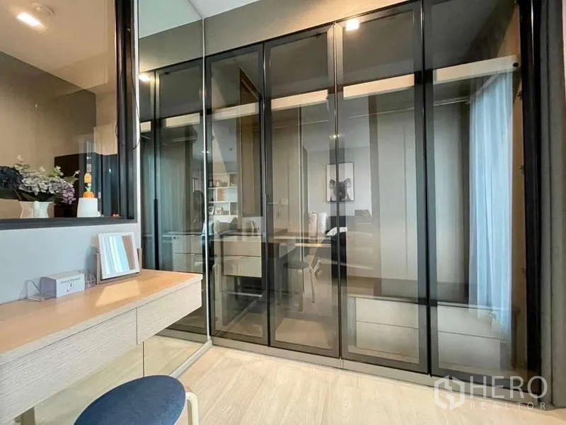 Condominium for rent in Pathum Wan, Bangkok - Full-height glass wardrobes providing ample storage in the bedroom