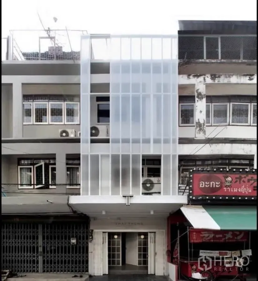 สำนักงานที่บ้าน ให้เช่าในPhra Khanong, Bangkok - ด้านหน้าทาวน์เฮ้าส์ปรับปรุงใหม่พร้อมแผงกึ่งโปร่งแนวตั้ง อยู่ระหว่างตึกแถวสองข้าง