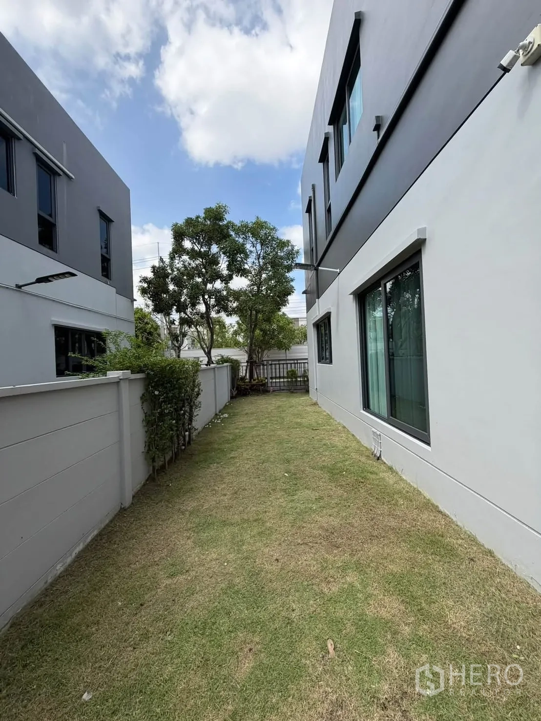 บ้านเดี่ยว for rent in Bang Phli, Samut Prakan - สวนหญ้าข้างบ้านตลอดแนวกำแพง.