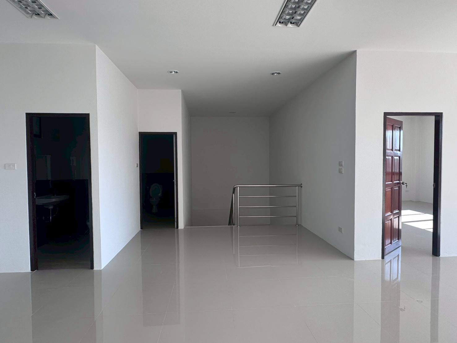 工厂 出售在Mueang Samut Sakhon, Samut Sakhon - 二层过道与楼梯，多个房门与不锈钢扶手，地面光洁。