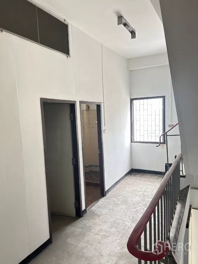 อาคารพาณิชย์ ให้เช่าหรือขายในHuai Khwang, Bangkok - โถงบันไดมีหน้าต่าง และประตูทางเข้าห้องน้ำปูกระเบื้อง