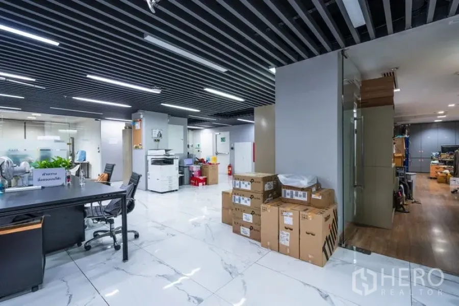办公空间 出租 - 宽敞开放办公区，玻璃隔断、大理石纹地面与打包纸箱