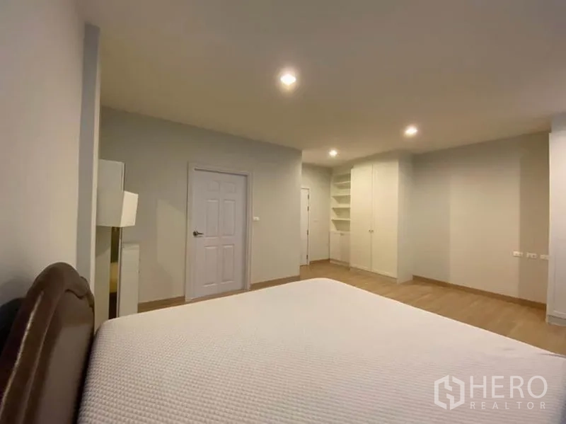 ทาวน์เฮาส์ ให้เช่าในBang Na, Bangkok - มุมห้องนอนที่มีประตู ชั้นวางของบิลท์อิน และตู้เสื้อผ้า