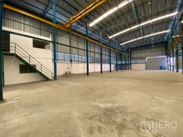 工厂 出租或出售在Bang Sao Thong, Samut Prakan - 工厂地面带夹层办公区与楼梯，层高通透，便于设备布局。