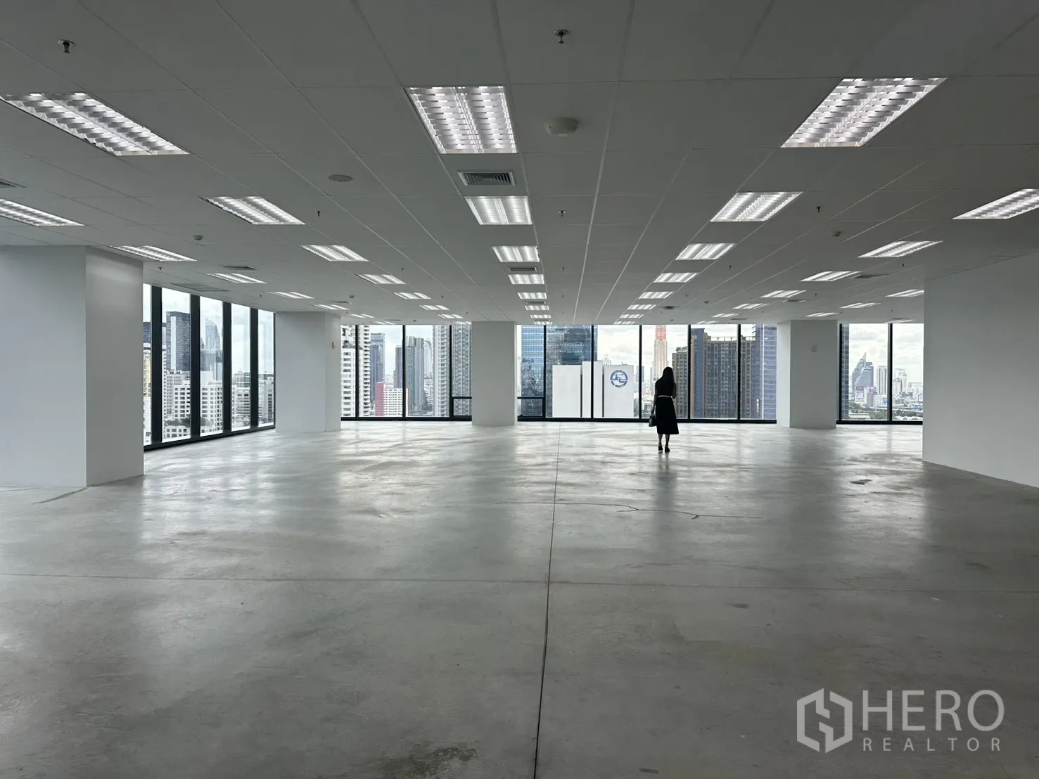 Office Space for rent in Ratchathewi, Bangkok - Open workspace facing wide skyline views through tall glass panels.