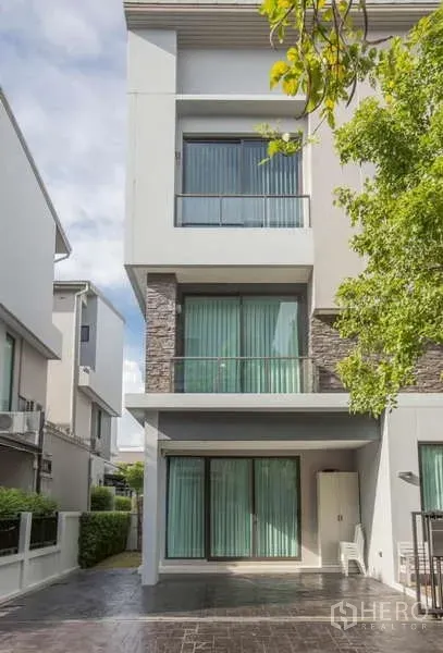 独立式住宅 出租或出售在Lat Phrao, Bangkok - 曼谷拉抛区三层现代独栋别墅外立面，大片落地窗与阳台。