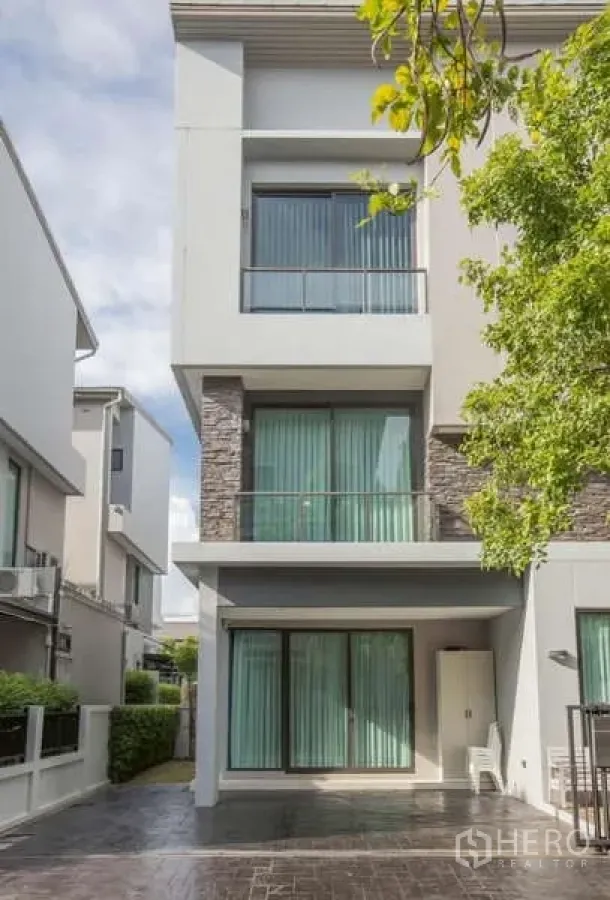 独立式住宅 出租或出售在Lat Phrao, Bangkok - 曼谷拉抛区三层现代独栋别墅外立面，大片落地窗与阳台。