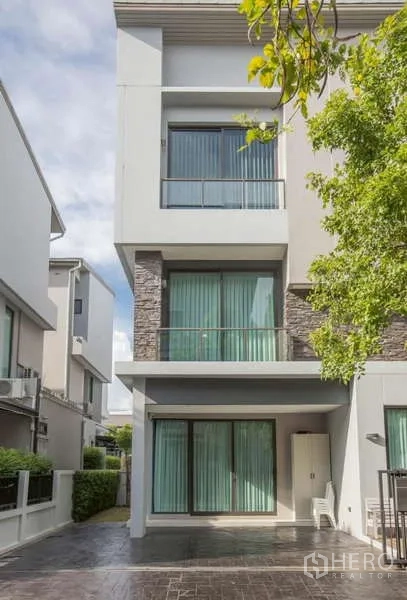 独立式住宅 出租或出售在Lat Phrao, Bangkok - 曼谷拉抛区三层现代独栋别墅外立面，大片落地窗与阳台。