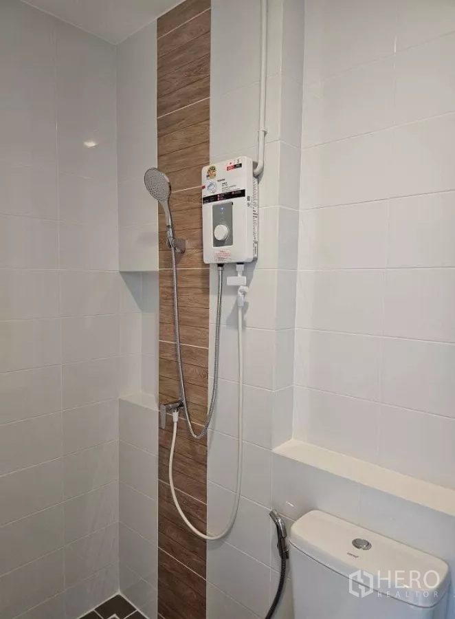 ทาวน์เฮาส์ ให้เช่าในBang Phli, Samut Prakan - ห้องน้ำสะอาด ฝักบัวอาบน้ำ เครื่องทำน้ำอุ่น และกระเบื้องสีขาว.