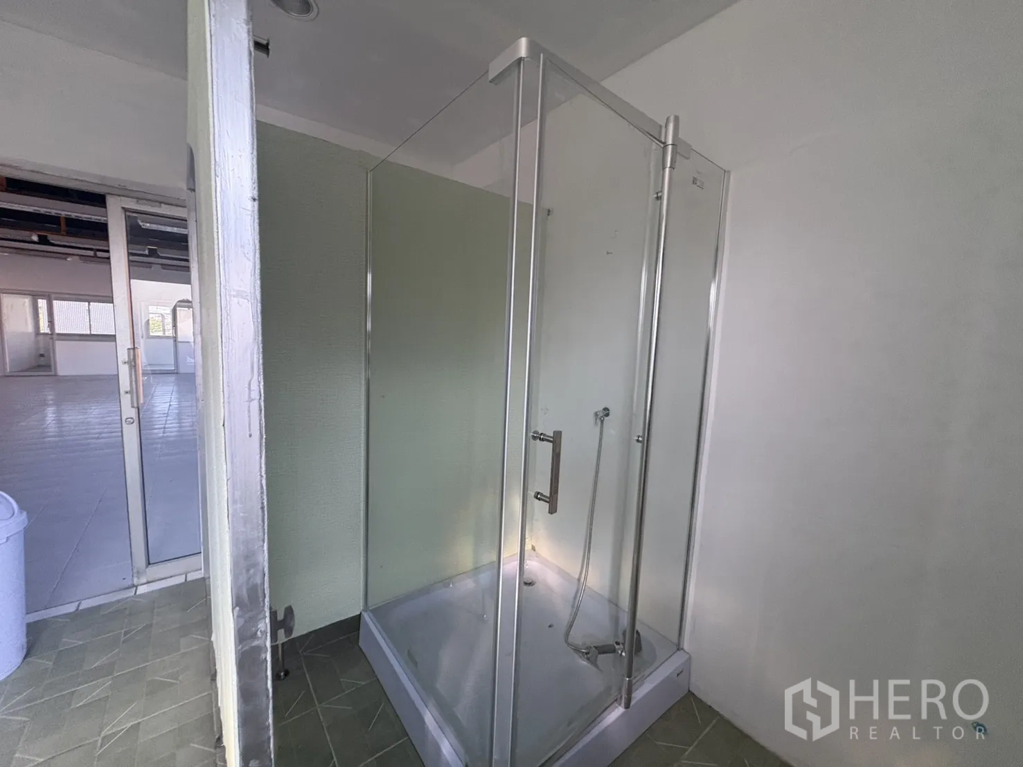 คลังสินค้า ให้เช่าในBang Phli, Samut Prakan - ตู้กระจกอาบน้ำในห้องน้ำพนักงาน