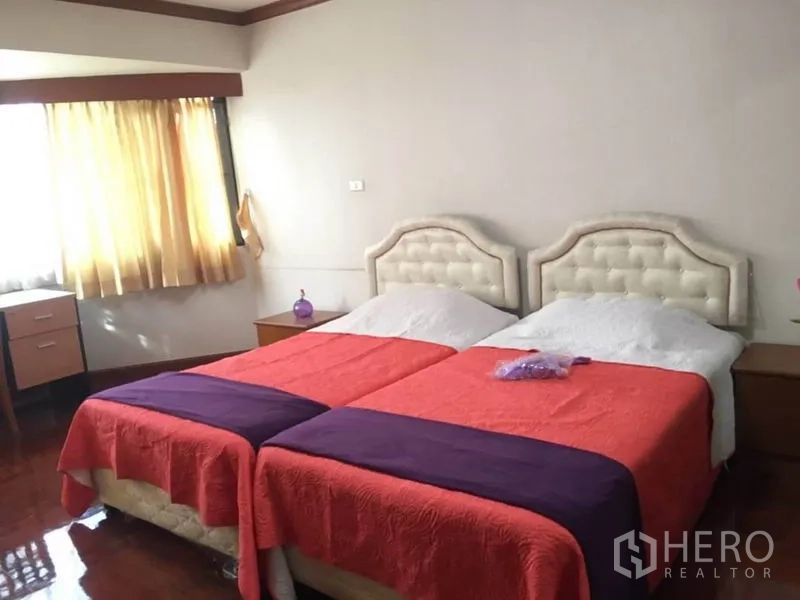 คอนโด ให้เช่าในWatthana, Bangkok - ห้องนอนที่สองมีเตียงคู่ หัวเตียงบุกำมะหยี่ และหน้าต่างบานใหญ่มีผ้าม่าน