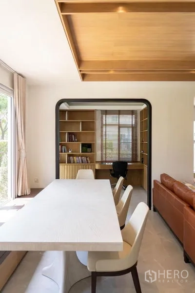 บ้าน ขายในPrawet, Bangkok - โซนรับประทานอาหารโต๊ะสีขาว เชื่อมต่อห้องทำงานบิลท์อินไม้