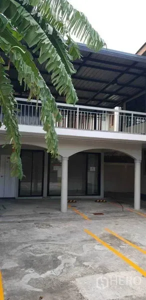 带办公室的家 出租在Chatuchak, Bangkok - 两层家庭办公楼，带遮顶阳台、拱形车棚与划线停车位。