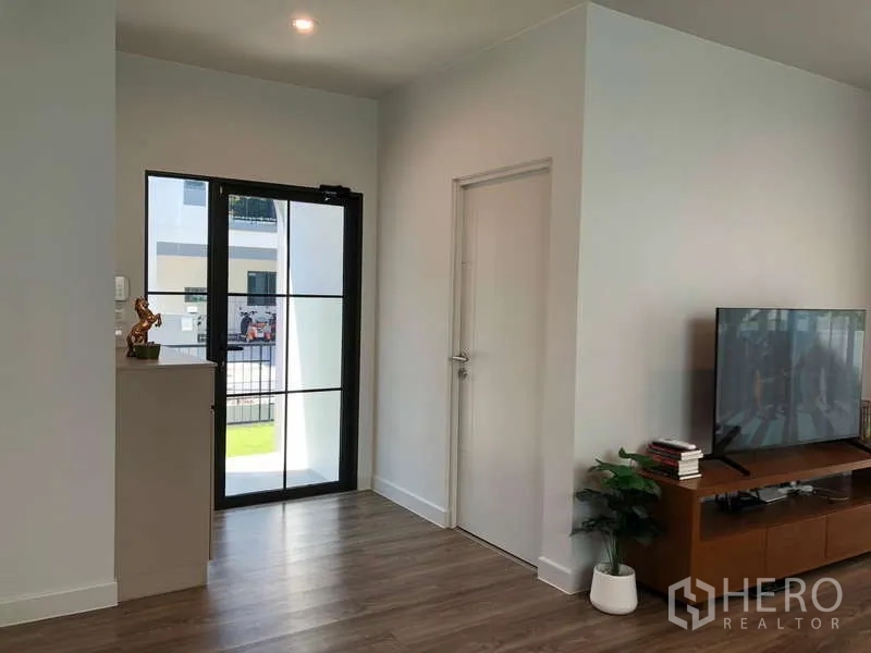 บ้าน ขายในBang Sao Thong, Samut Prakan - มุมนั่งเล่นใกล้ประตูทางเข้า พร้อมชั้นวางทีวี