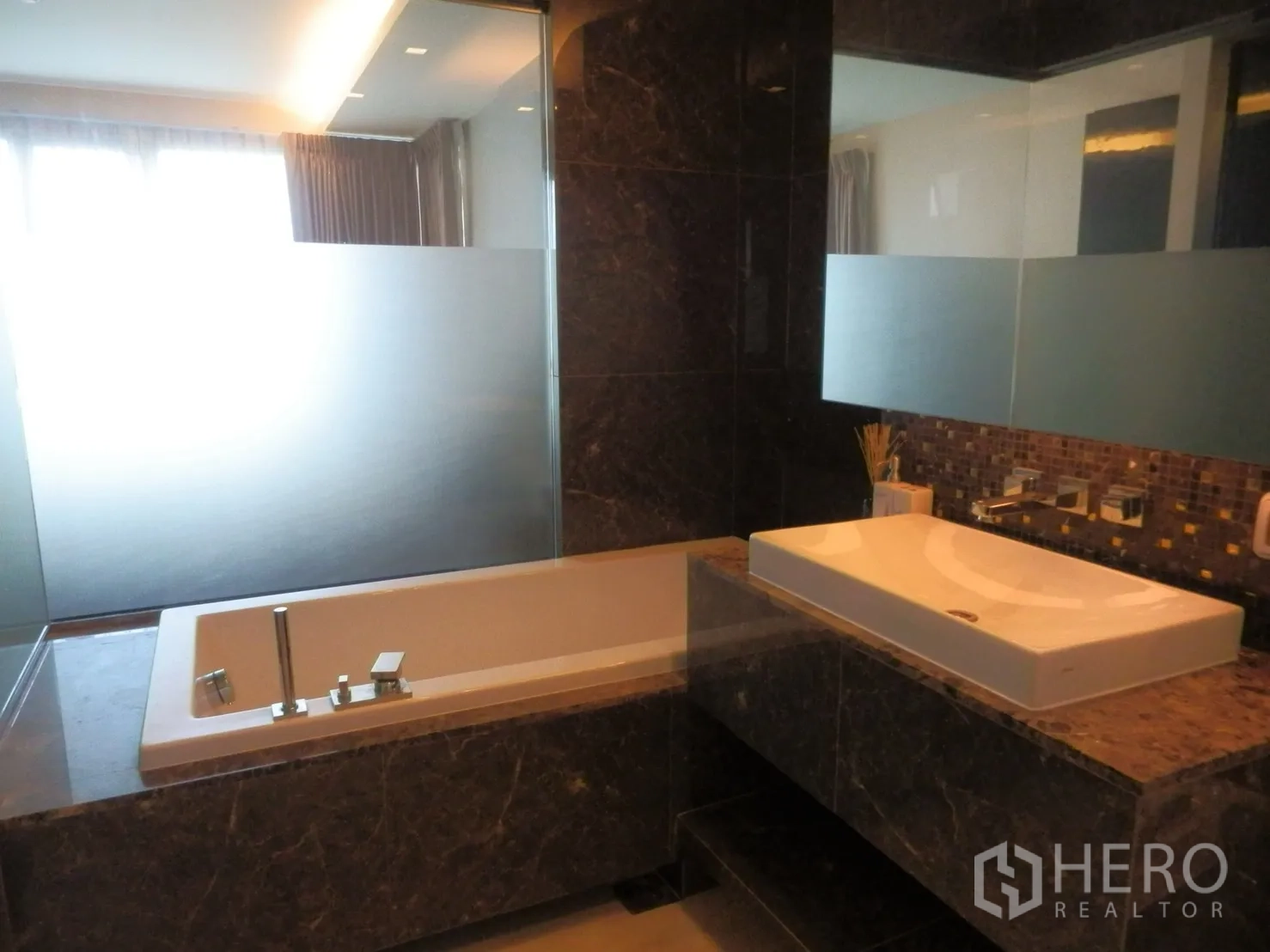 คอนโด ให้เช่าในWatthana, Bangkok - ห้องน้ำหรูหราพื้นหินอ่อน อ่างอาบน้ำขนาดใหญ่ และอ่างล้างหน้าเคาน์เตอร์ยาว