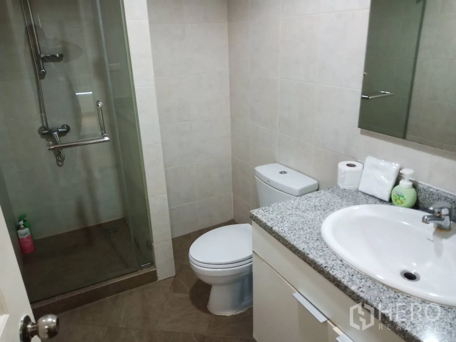 คอนโด ให้เช่าหรือขายในKhlong Toei, Bangkok - ห้องน้ำพร้อมตู้กระจกอาบน้ำ โถสุขภัณฑ์ และเคาน์เตอร์ท็อปหิน