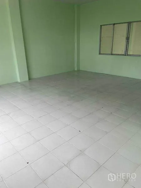 โรงงาน ให้เช่าในSamut Sakhon - พื้นที่ออฟฟิศโล่งปูกระเบื้อง มีหน้าต่างและผนังสีเขียวอ่อน